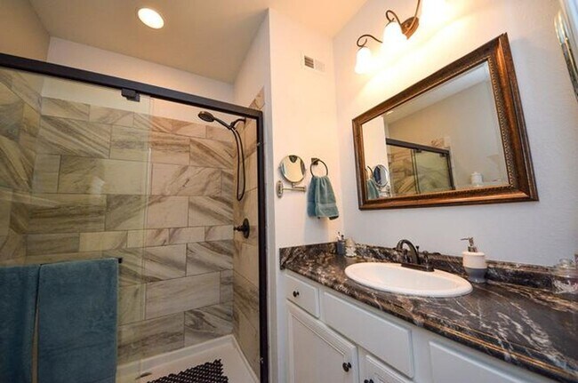 Building Photo - 3 Bedroom Beautiful Cleveland Home!