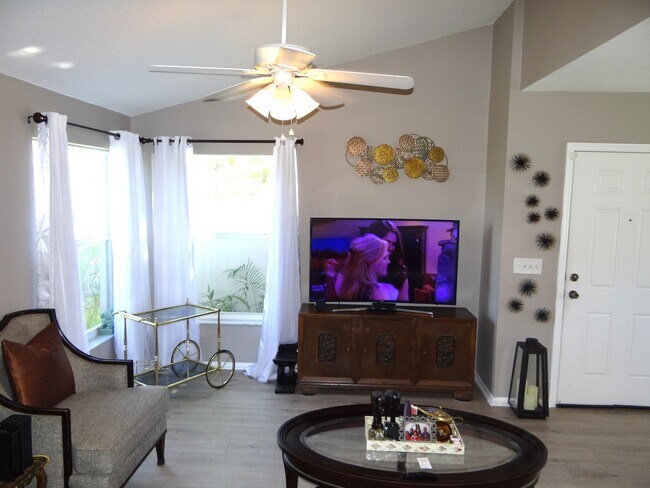 Building Photo - 3 bed 2.5 bath home only 1.5 miles to the ...