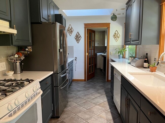 Building Photo - Beautiful custom 3 bedroom 2 bath house in...