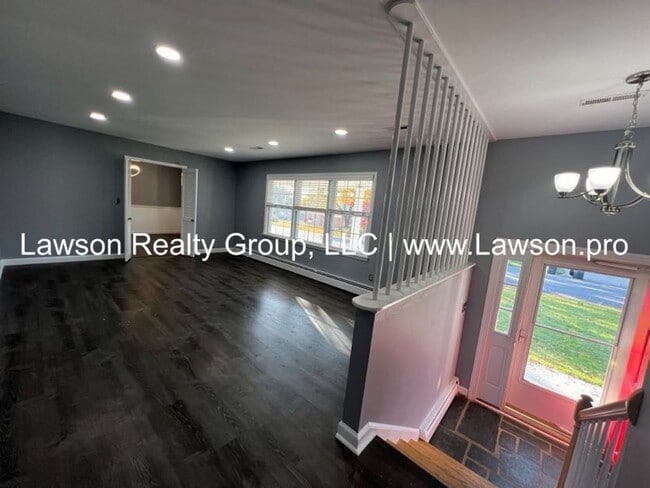 Building Photo - Very Nice & Spacious Home in Hidden Valley...