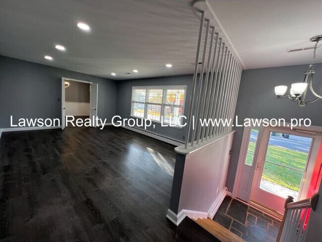 Building Photo - Very Nice & Spacious Home in Hidden Valley Neighborhood - Pet Friendly!