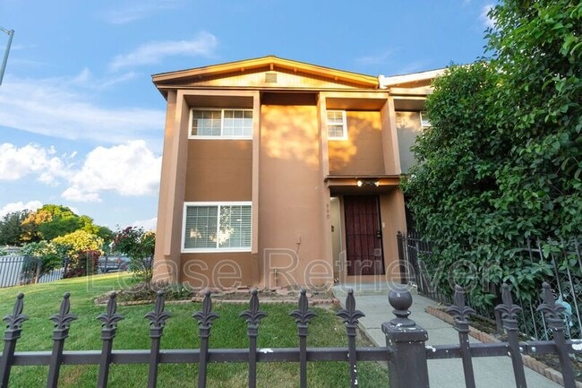 Building Photo - 990 Palm Cir