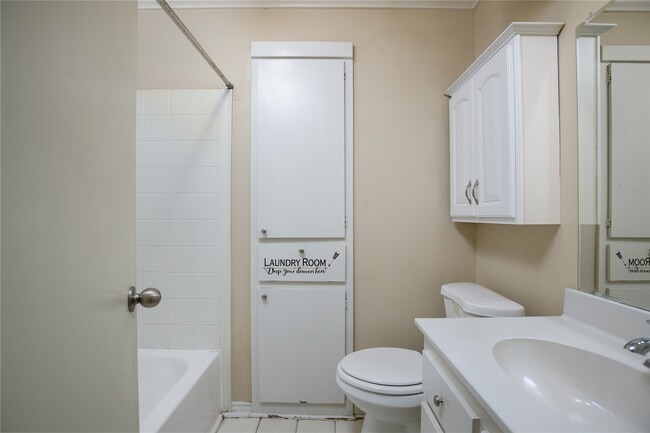 Building Photo - 13215 Lake Breeze Ln