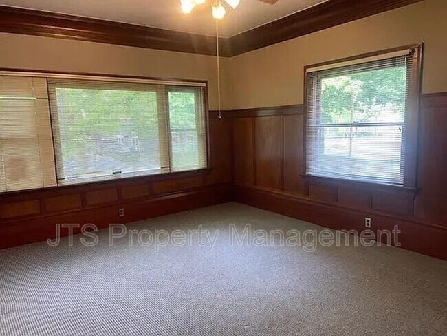 Building Photo - 1015 27th St