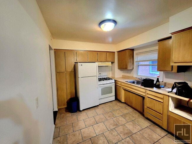 Building Photo - GOTHIC DRIVE