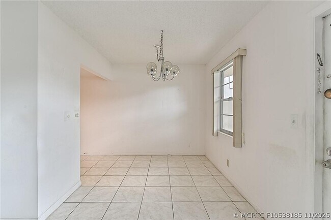 Building Photo - 167 Grantham E