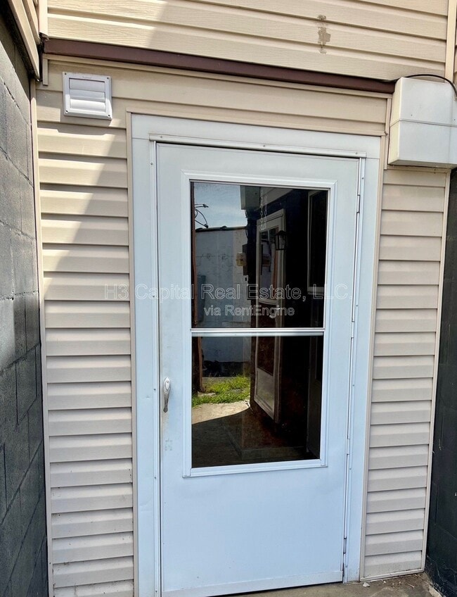 Building Photo - 117 N Shamrock St