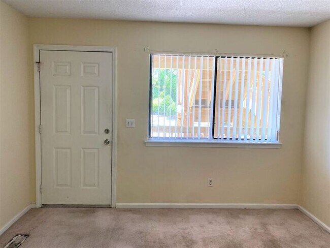 Building Photo - 2BR Candle Wyck Community located on kerr Ave, Walk to UNCW, Shopping and Breweries Ground floor ...
