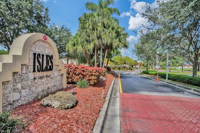 Building Photo - 2BED/1BATH renovated apartment ready to MO...