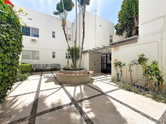 Building Photo - 2463 Pine Tree Dr