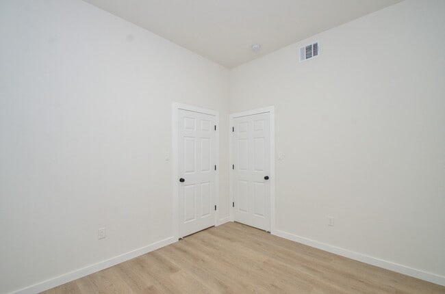 Building Photo - 405 Clearwater St