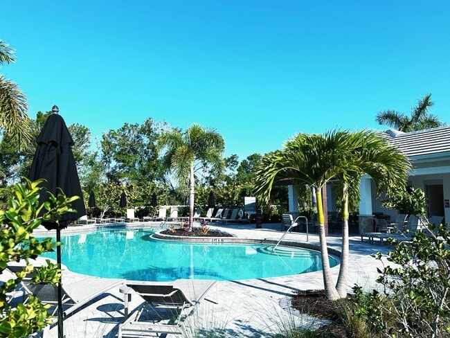 Building Photo - Beautifully maintained 3/2.5 townhome and community with pool!