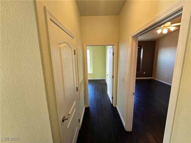 Building Photo - 2305 W Horizon Ridge Pkwy