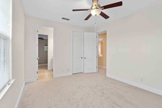 Building Photo - Spacious 3 Bedroom, 3 Bathroom Home with P...