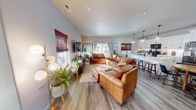 Building Photo - 730 Compass Lp