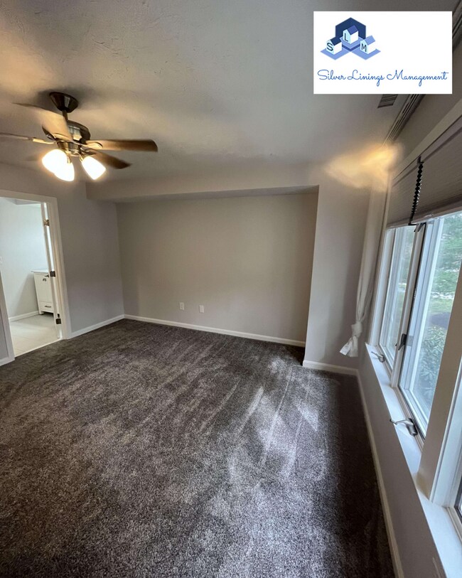 Building Photo - Massive lake front condo with tons of amen...