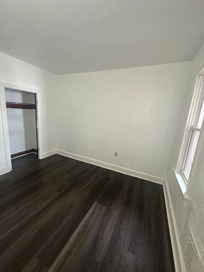 Building Photo - 927 W Poplar St