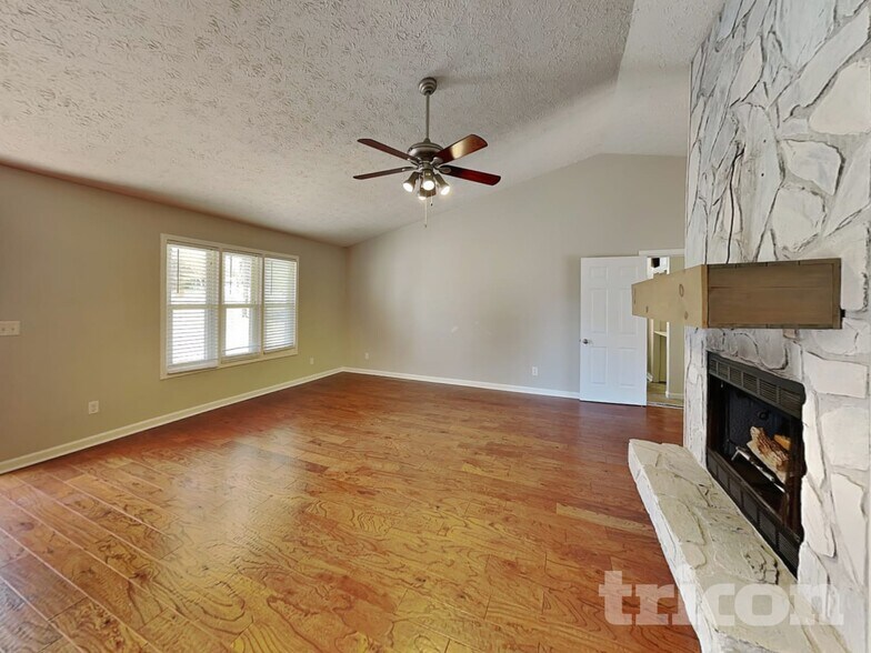 Building Photo - 414 River Point Dr