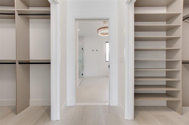 Building Photo - 2550 Jardin Terrace