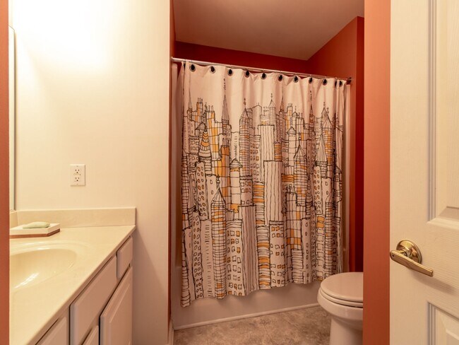 Building Photo - YEAR ROUND RENTAL- FURNISHED - 3 BEDROOM CONDO - WOODS COVE