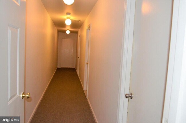 Building Photo - 818 Roundtree Pl