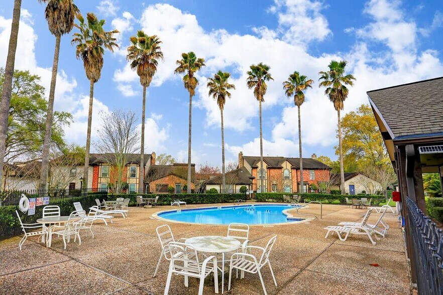 Private community pool steps outside the front door with weekly adults-only evening - 11744 S Kirkwood Rd