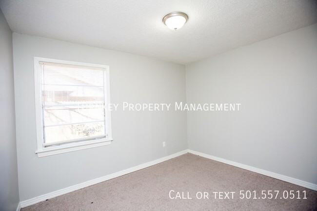 Building Photo - Move-in Special: 1/2 Off First Month Rent!...