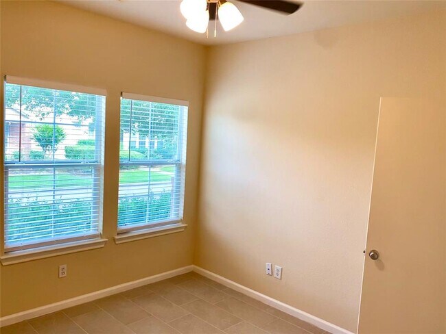 Building Photo - 6222 Settlers Lake Cir E