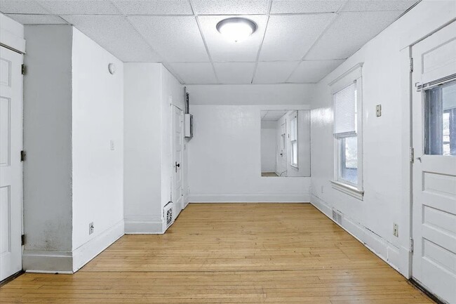 Building Photo - 612 7th Ave S