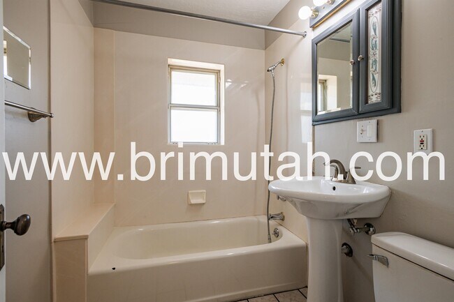 Building Photo - 628 Browning Ave S