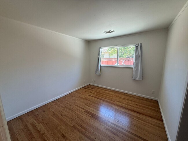Building Photo - 425 N 7th St
