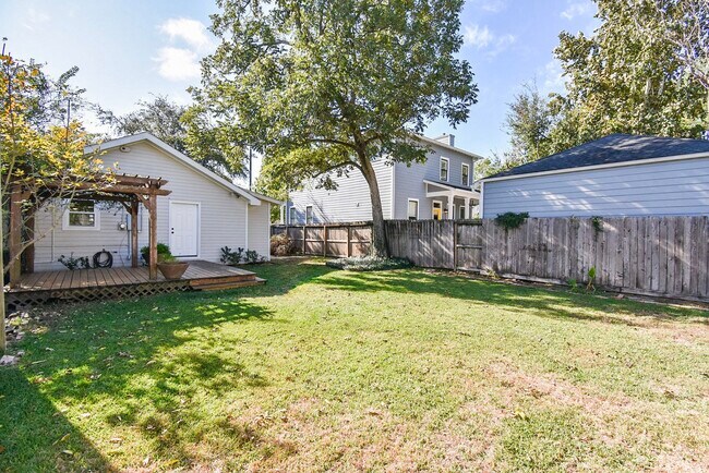 Building Photo - 413 W 10th St