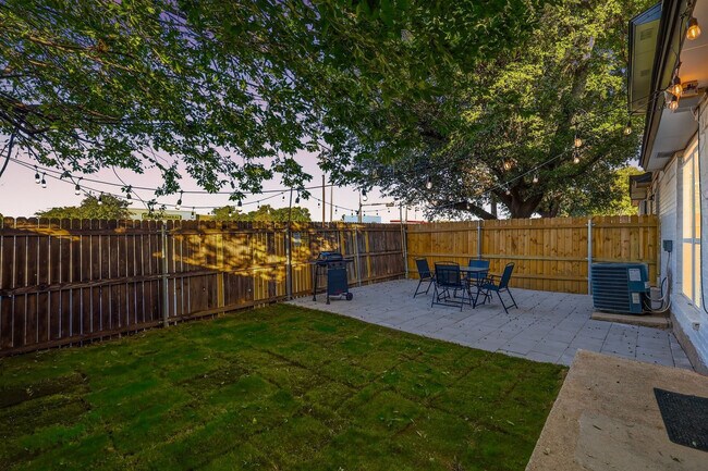 Building Photo - 2162 E Arkansas Ln