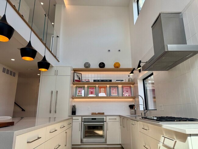 Building Photo - 22 Parker St