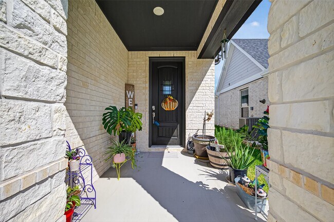 Building Photo - 8047 Prospect Dr