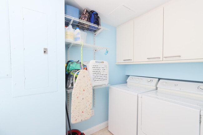 Building Photo - 411 N New River Dr E