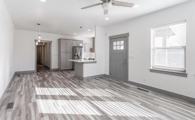 Building Photo - Perfect location 3 bed 2.5 bath Townhouse.