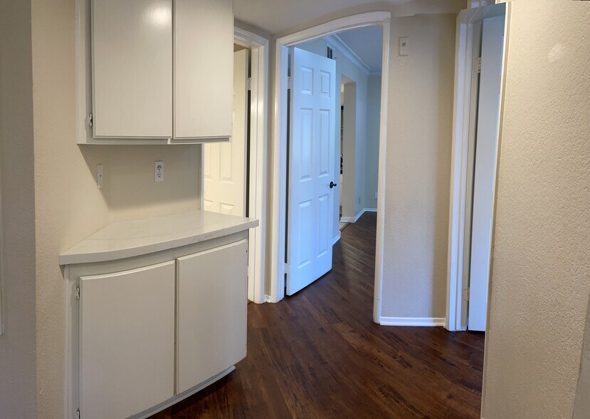 Building Photo - 653 Oak Run Trl