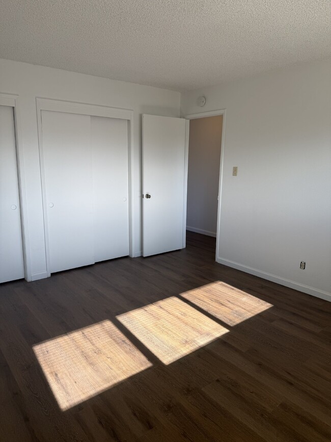 Building Photo - Refreshed 2 Bed, 1 Bath Tracy Apartment