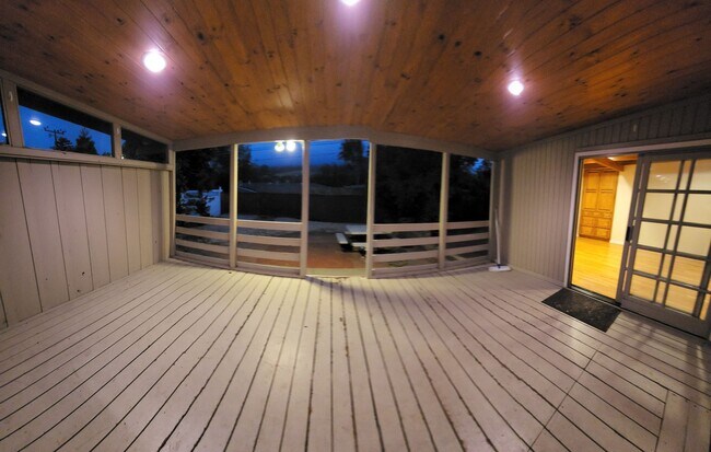 Building Photo - 5 bed 3.5 bath home close to campus!