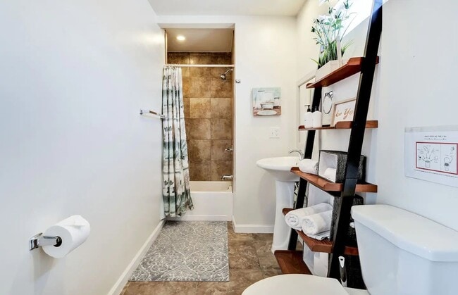 Building Photo - Fully Furnished, Secluded & Private