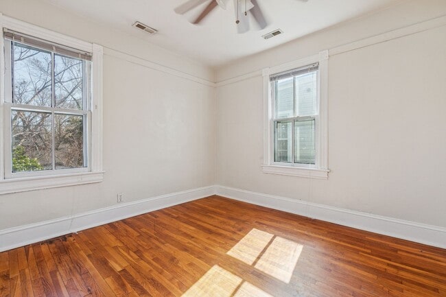 Building Photo - BEAUTIFUL Second Floor Unit in Olde Towne!