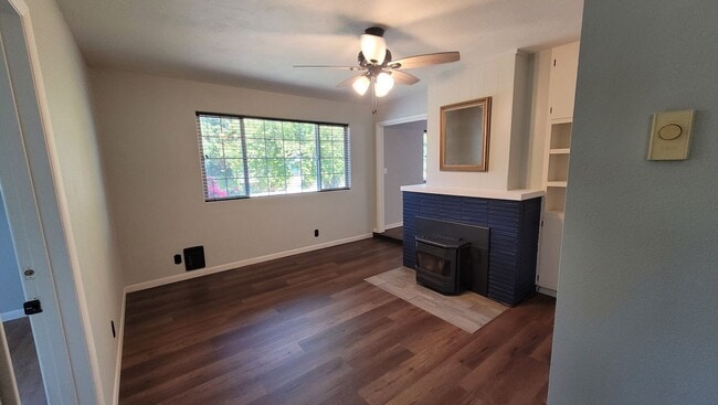 Building Photo - Family Home in Desirable Neighborhood!