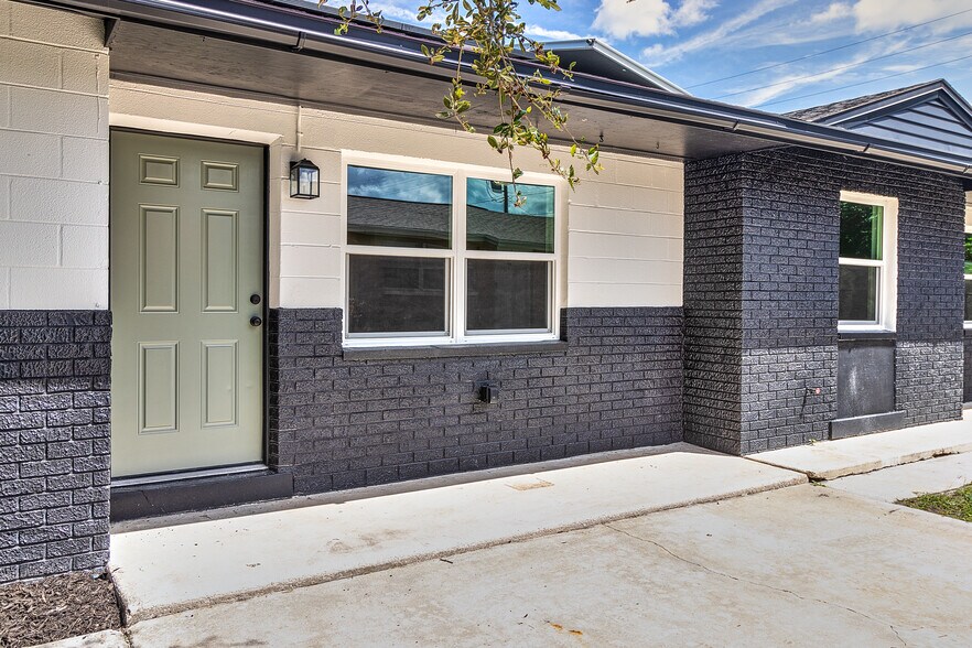 Building Photo - 508 91st Ave N