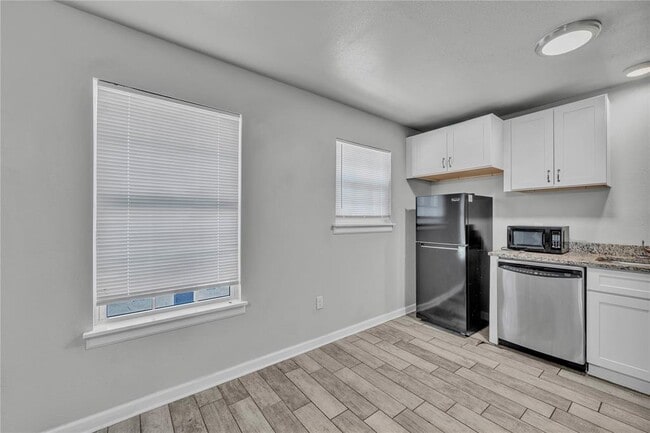 Building Photo - 901 Parmer Ave