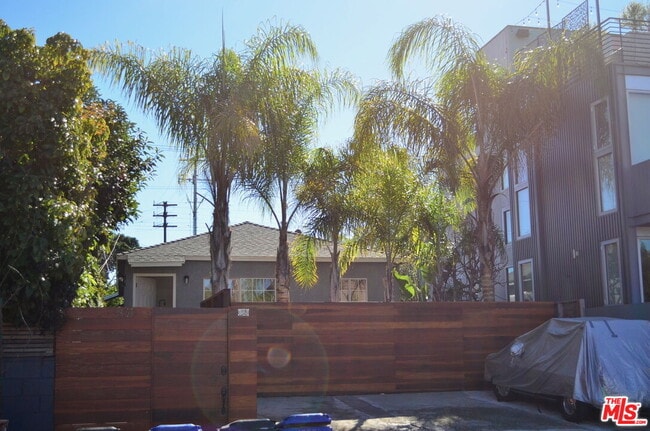 Building Photo - 830 Brooks Ave