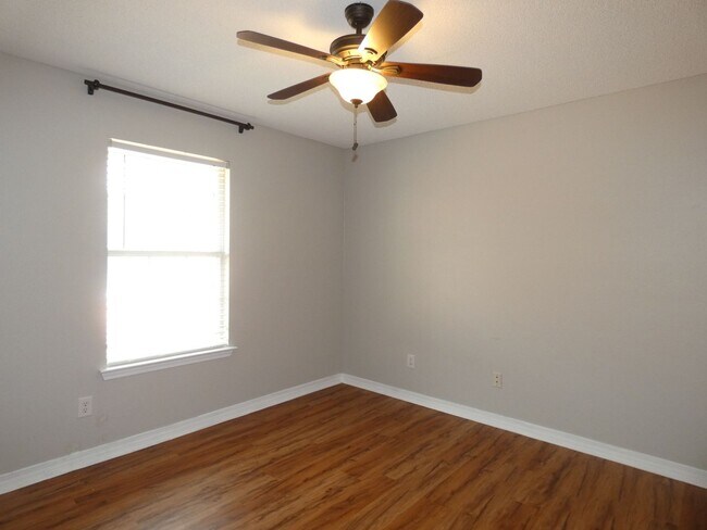 Building Photo - Charming Brick Home - Stonebrook