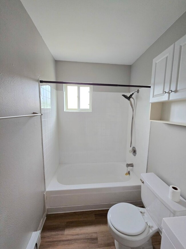 Building Photo - Modern Two Bedroom in Lakewood-Available N...