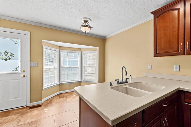 Building Photo - 15 Mulberry Ln