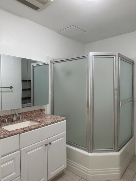 Full Bath - 8346 Manitoba St